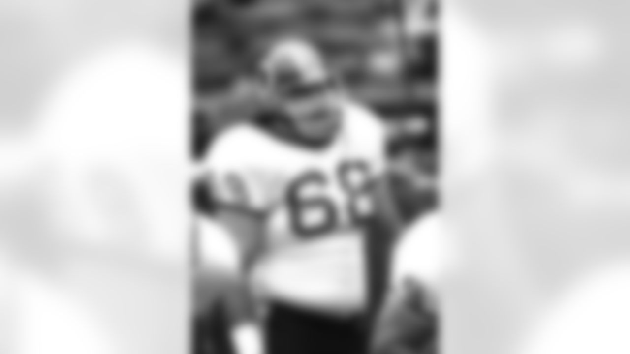 Guard Russ Grimm (68) of the Washington Redskins lines up for play in 1991 in Washington, D. C. (AP Photo / Al Messerschmidt)