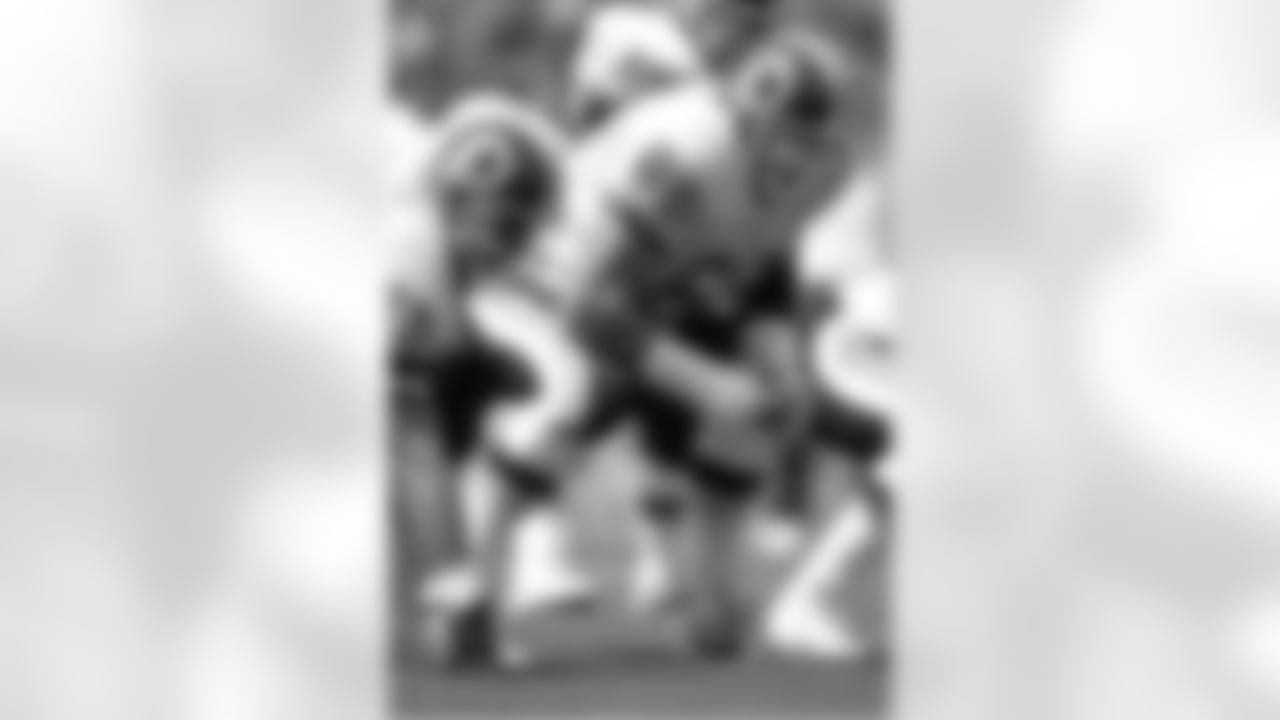 Washington Redskins offensive lineman Joe Jacoby (66) sets to block in 1991. (Al Messerschmidt via AP)