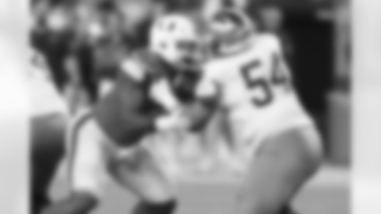 Miami defensive lineman Rueben Bain Jr., left, defends Notre Dame offensive lineman Anthonie Knapp (54) during the second half of an NCAA college football game, Sunday, Aug. 31, 2025, in Miami Gardens, Fla. (AP Photo/Lynne Sladky)