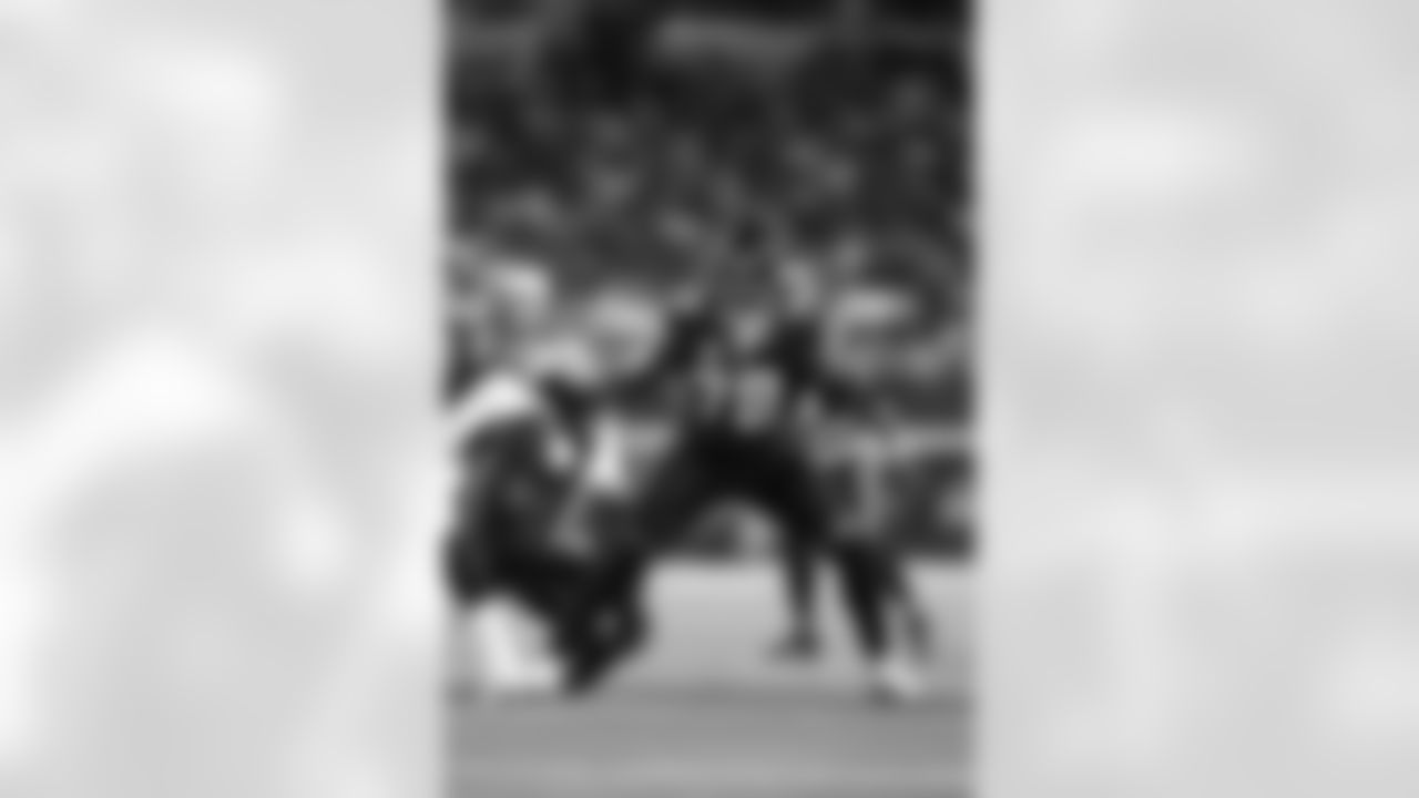 Houston Texans offensive tackle Laremy Tunsil (78) drops back to block during an NFL football game against the Dallas Cowboys, Monday, Nov. 18, 2024, in Arlington, Tx. The Texans defeated the Cowboys 34 - 10. (Perry Knotts via AP)