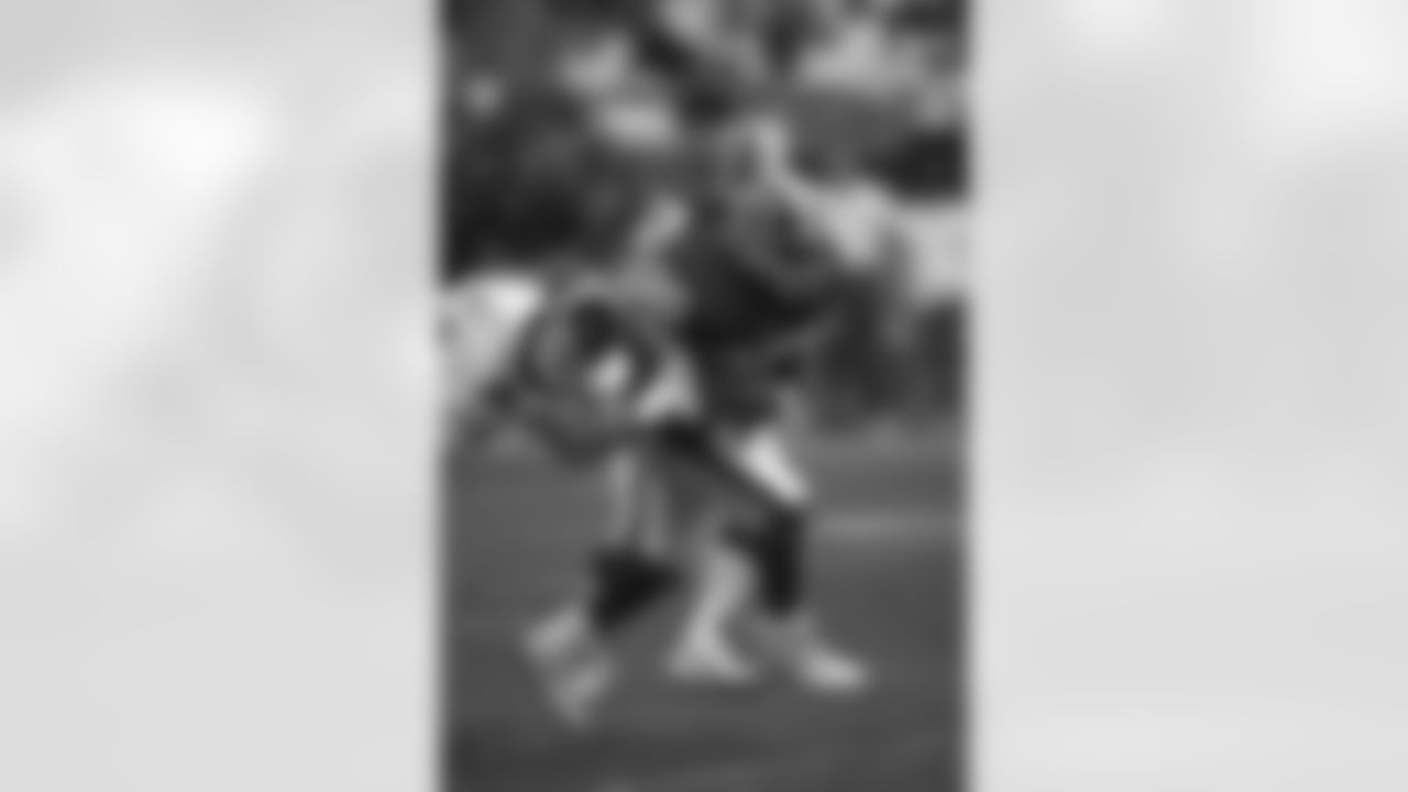 Washington Redskins running back Brian Mitchell (30) carries the ball against the Los Angeles Rams in Anaheim, CA, Nov. 21, 1993. The Rams defeated the Redskins 10-6. (Paul Spinelli via AP)