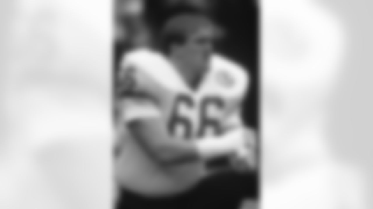 Washington Redskins offensive lineman Joe Jacoby (66) sets for play in an NFL football NFC wildcard game against the Los Angeles Rams Dec. 28, 1986 in Washington, D.C. (Al Messerschmidt via AP)