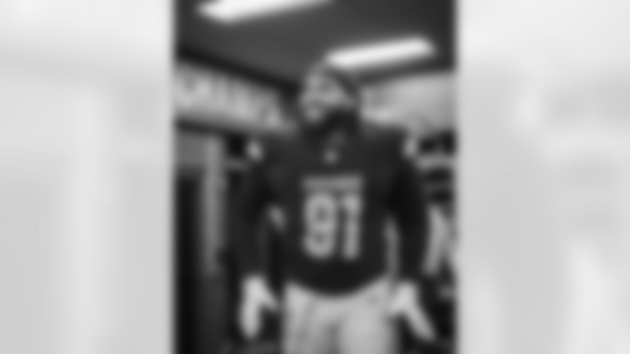 May 27: Signed DT Carl Davis.