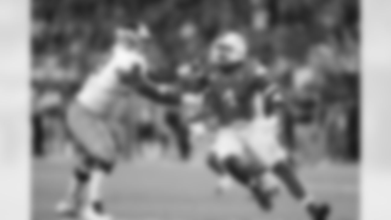 Miami Hurricanes defensive lineman Rueben Bain Jr. (4) rushes the passer during an NCAA football game on Sunday, Aug. 31, 2025 in Miami. (AP Photo/Peter Joneleit)