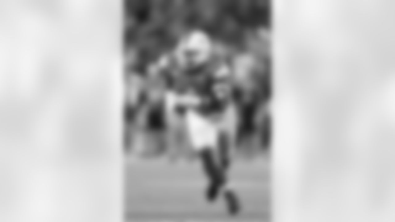 Miami Hurricanes defensive lineman Rueben Bain Jr. (4) rushes the passer during an NCAA football game on Sunday, Aug. 31, 2025 in Miami. (AP Photo/Peter Joneleit)