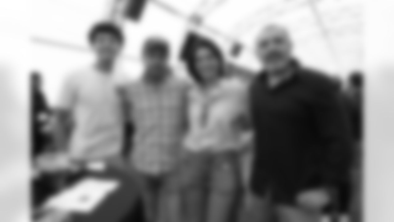 Washington Commanders tight end Zach Ertz (86) in possession of the ball at the Las Vegas Raiders vs Washington Commanders game at Northwest Stadium on September 21st 2025 (Alyssa Piazza/ Washington Commanders)