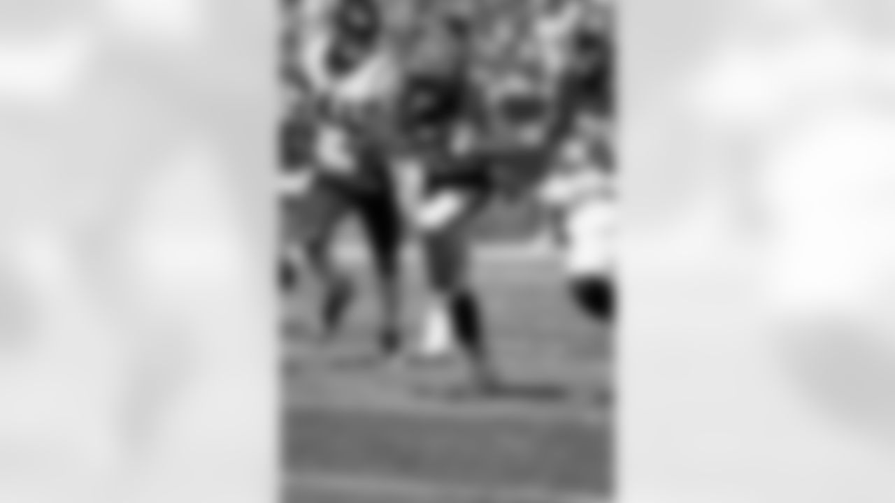 Cleveland Browns running back Demetric Felton (25) rushes against the Houston Texans during an NFL football game in Cleveland, Sunday, Sept. 19, 2021, (AP Photo/Rick Osentoski)
