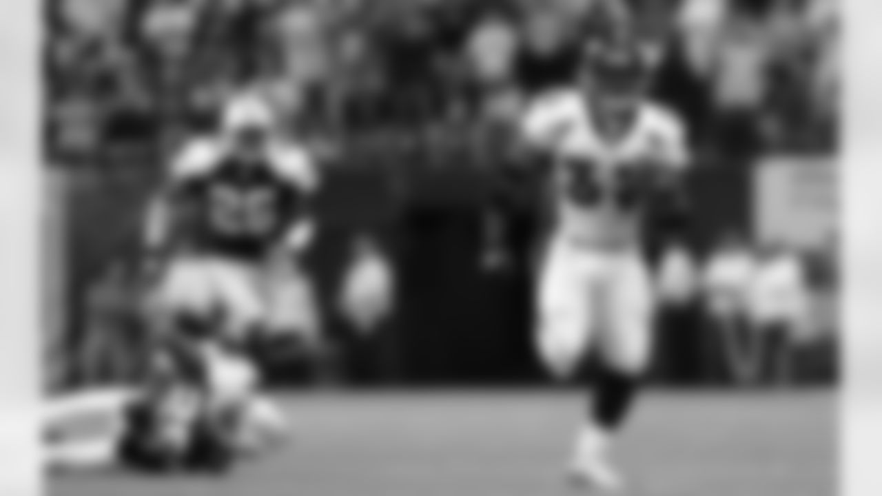 20) What former Heisman Trophy winner made the game-changing play in overtime to help the Broncos beat Dallas in the 2005 Thanksgiving Day game?
Denver Broncos' Ron Dayne (33) finds the open field past Dallas Cowboys' Keith Davis (29) and Aaron Glenn (26) during overtime in Irving, Texas, Thursday, Nov. 24, 2005. Dayne's 55-yard run set up the game-winning field goal for Denver's 24-21 win.