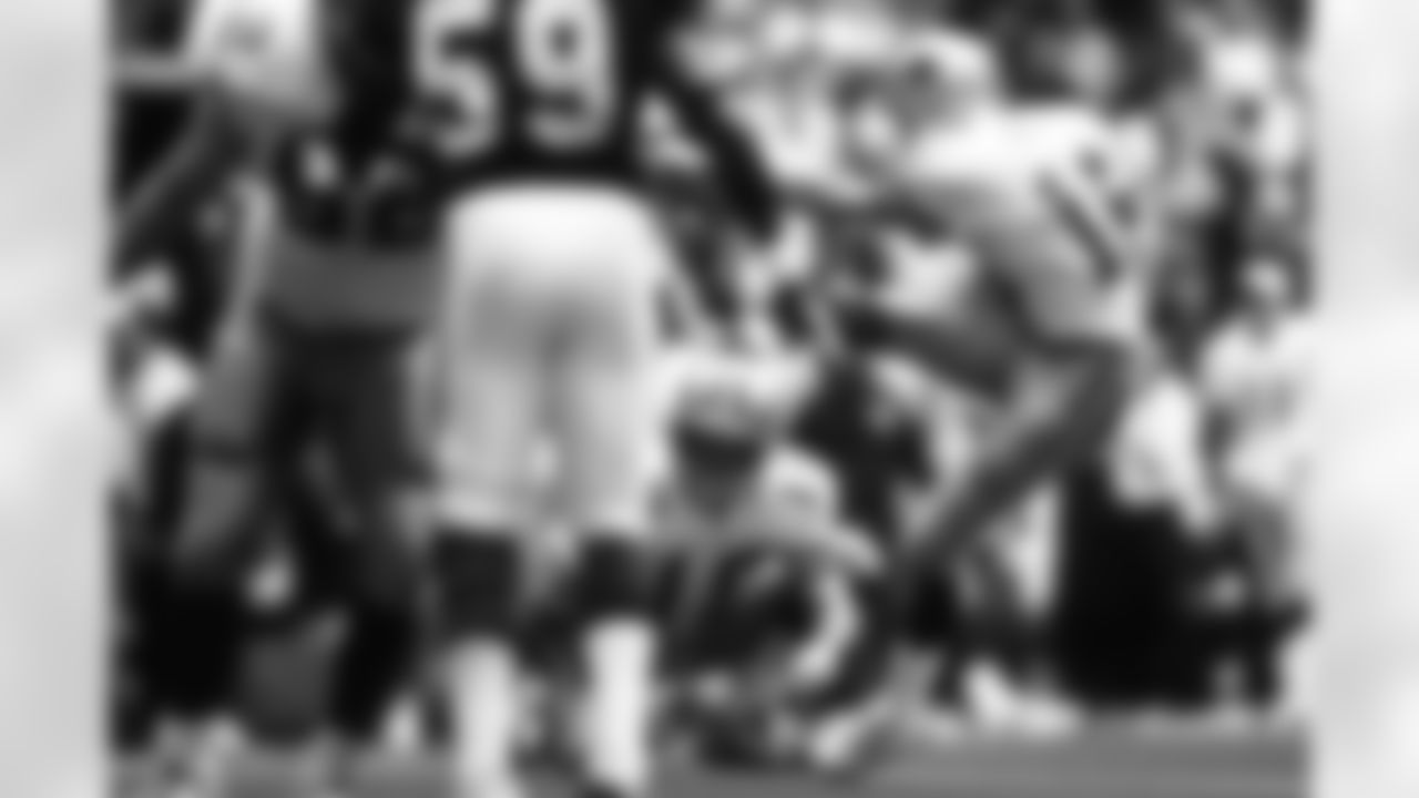 *11) Which kicker set a Cowboys playoff record with four fields in a 40-15 win over Minnesota in the wild-card round of the 1996 playoffs? *
Chris Boniol was busy in this blowout win as not only did he set the club playoff record by making all four of his field goal attempts (good from 28, 31, 22 and 25 yards), but he also converted four extra points. In fact, his 16 points on the day is the fifth-highest total in franchise postseason history. Boniol remains second in Cowboys annals for career field goals made in the playoffs, booting 13 overall through the uprights.