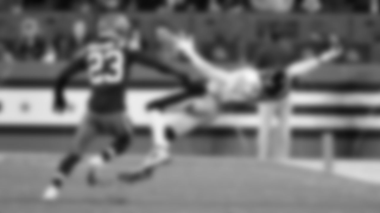 In his rookie season with the Steelers, Pickens made a one-handed catch against the Browns that had some NFL pundits comparing it to Odell Beckham's catch against the Cowboys in 2014.