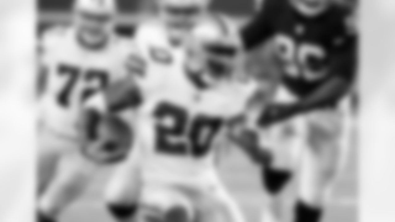 *3) After seven seasons with the Raiders from 2008-14, which running back rushed for more than 1,000 yards during his first season in Dallas? *

Signed as a free agent prior to the 2015 campaign, Darren McFadden's production went beyond expectations. He finished fourth in the league for rushing yards (1,089) and ninth in yards from scrimmage (1,417) during that season, the second and final time he eclipsed 1,000 yards in both statistical categories during his NFL career.