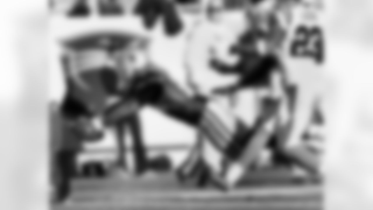 14) What running back had the fourth-best rushing day in Cowboys history with a 198-yard performance against the Panthers?
Julius Jones battled injuries all year in 2004, but had a breakout game at the end of the season, torching the Panthers in a Christmas Eve win.