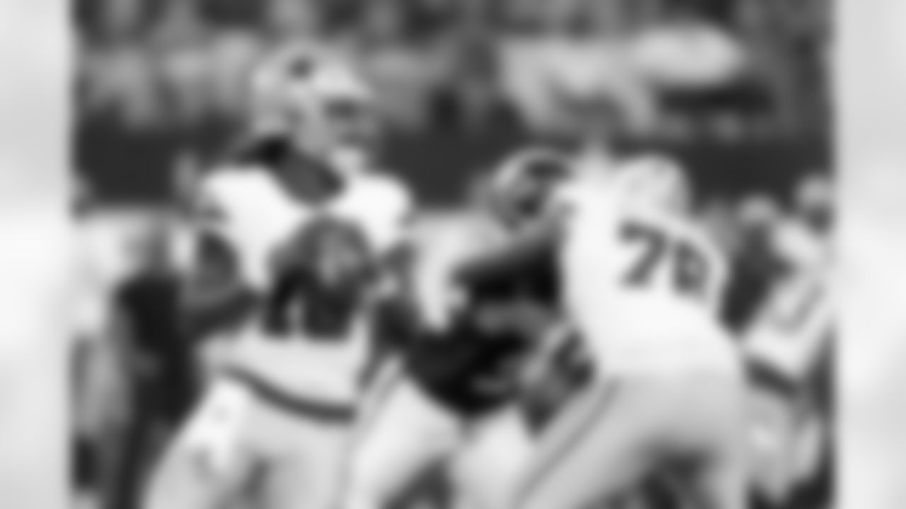 Milton finds his rhythm
After two preseason starts that he graded as D and D-minus performances, Joe Milton finally seemed to find his rhythm against the Falcons. The second-year quarterback played the entire first half and just under six minutes into the third quarter before being replaced by Will Grier, a sign that the team had seen enough from him to feel confident going forward.
Statistically, Milton finished the day completing 10 of his 18 passes for 132 yards and a touchdown, good for a 97.5 passer rating. He then added four carries for 33 yards and a rushing touchdown to his resume. Through three preseason starts, Milton completed 36 of his 65 pass attempts (55.3%) for 397 yards, two touchdowns and two interceptions.