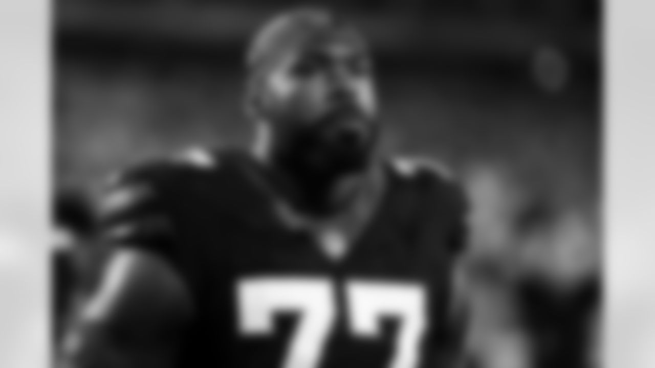 New York Jets offensive tackle Tyron Smith (77) warms up prior to an NFL football game against the Houston Texans, Thursday, Oct. 31, 2024 in East Rutherford, N.J. (Kevin Sabitus via AP)