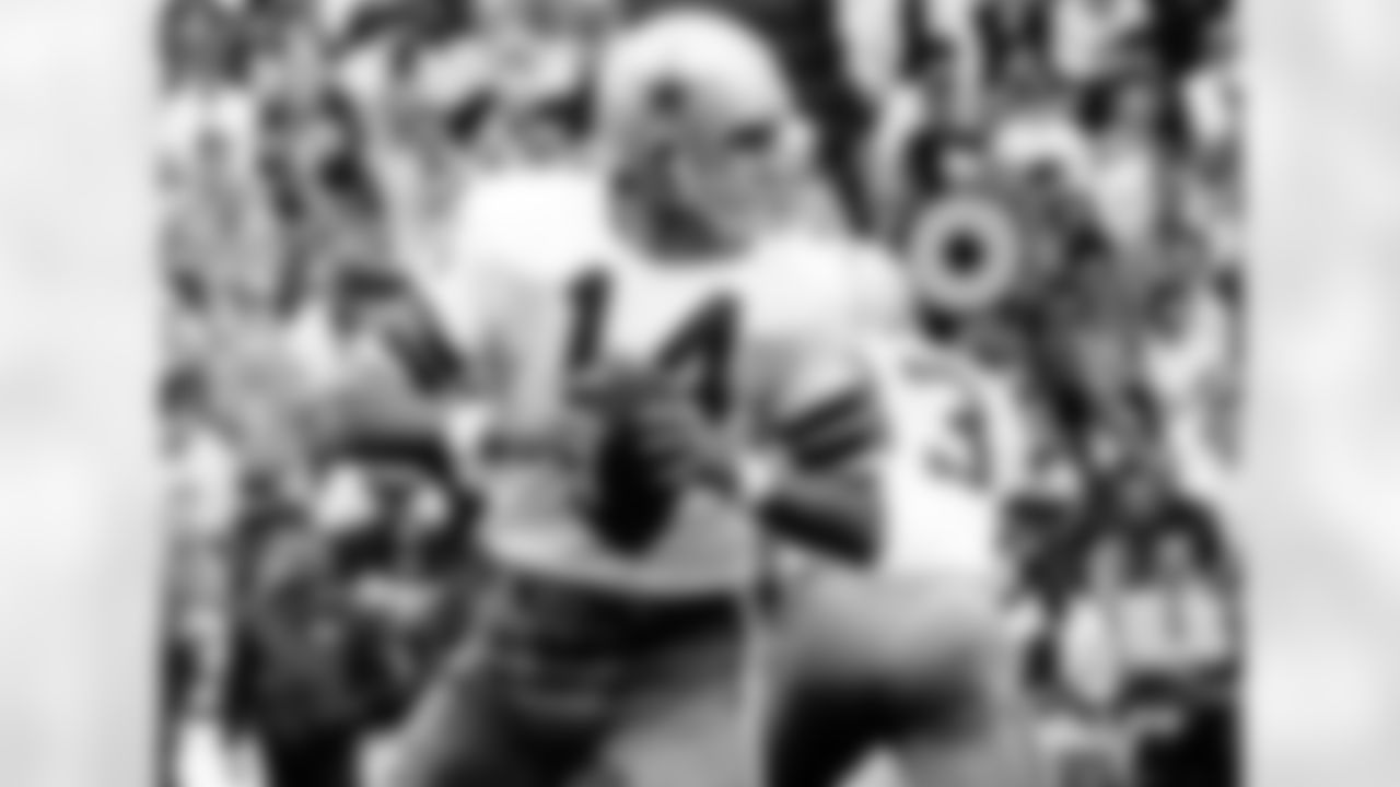 *11) This quarterback tied a Cowboys franchise record with five touchdown passes against the Eagles on Oct. 19, 1969. *
Craig Morton didn't just tie the team mark for touchdown passes in a game (one of 11 quarterbacks in team history to throw five), he actually set a record that still stands for most scoring tosses in a half as all five of his touchdowns came in the first half. That led to 42 points through the first two quarters, which is also the Cowboys record for most points in a half. Needless to say, Dallas went on to win, 49-14.