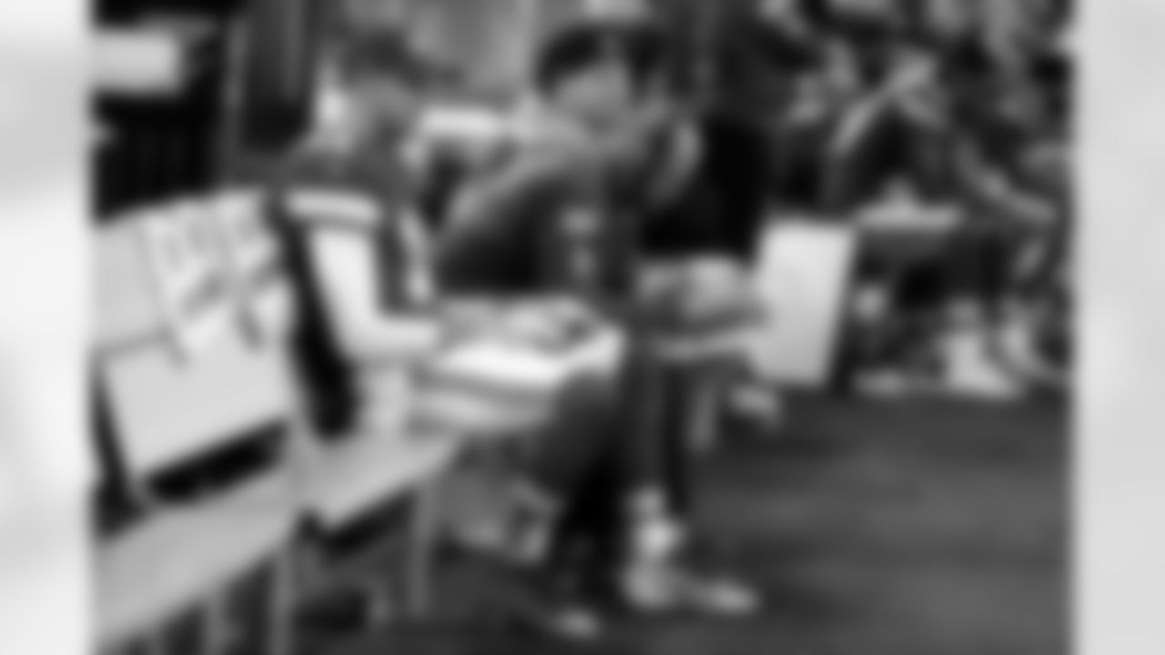 *19) In the 2017 Cowboys-Chiefs game at AT&T Stadium, rookie Patrick Mahomes was the backup quarterback for Kansas City. Who was the starting QB? *
Alex Smith was the starting quarterback that season for Kansas City as Mahomes was mostly the backup, playing in only one game. Smith played 14 years in the NFL and that season, went 9-6 as a starter for the Chiefs.