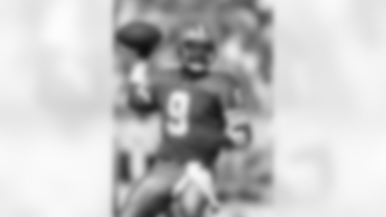 16) Lions Hall of Fame running back Barry Sanders won the 1988 Heisman Trophy for his incredible season at Oklahoma State. What eventual Cowboys quarterback finished second in the voting?

Rodney Peete finished second in the 1988 Heisman Trophy voting behind Barry Sanders. The USC quarterback edged out Troy Aikman, the UCLA quarterback for third. Peete went on to play 15 years in the NFL, including his first five in Detroit. He also spent one season in Dallas as Aikman's backup in 1994.