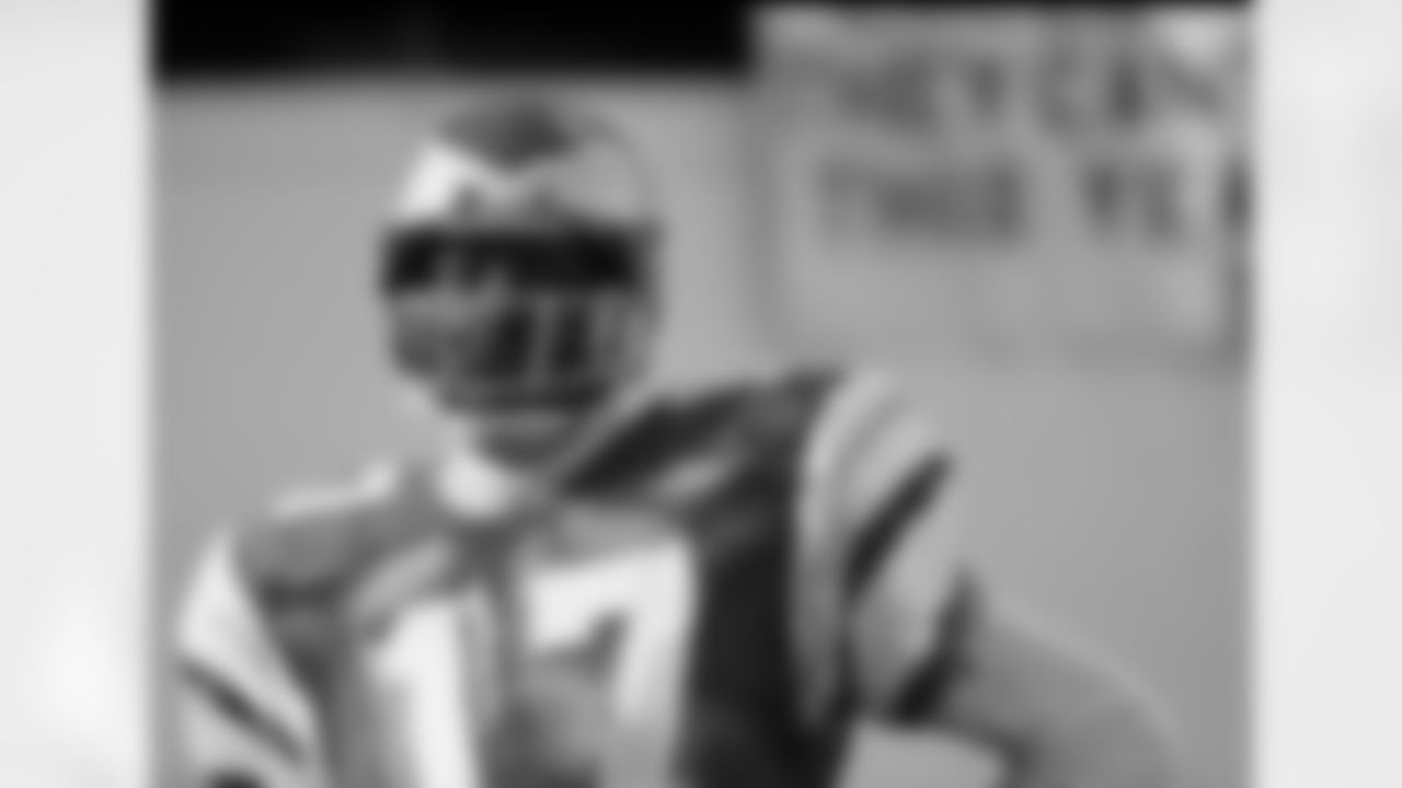 Harold Carmichael, running back for the Philadelphia Eagles, is shown during a game against the St. Louis Cardinals in Philadelphia, Pa., Dec. 14, 1980. (AP Photo/Clem Murray)