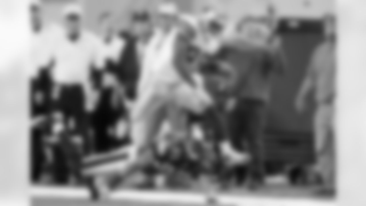 *4) This player had the longest playoff run in franchise history during the Cowboys' 34-14 defeat of the Eagles in the 2009 wild-card round. *
This first playoff game ever played in what is now AT&T Stadium, this wasn't much of a nail-biter. The Cowboys scored 27 points in the second quarter alone so essentially had the game wrapped up by halftime. But Felix Jones certainly wasn't finished as he reeled off a 73-yard touchdown run in the third quarter, the longest in the club's postseason record books. He went on to finish the day with 148 rushing yards – the third most in team history for a playoff game – to help Dallas to its first postseason win in 13 years.