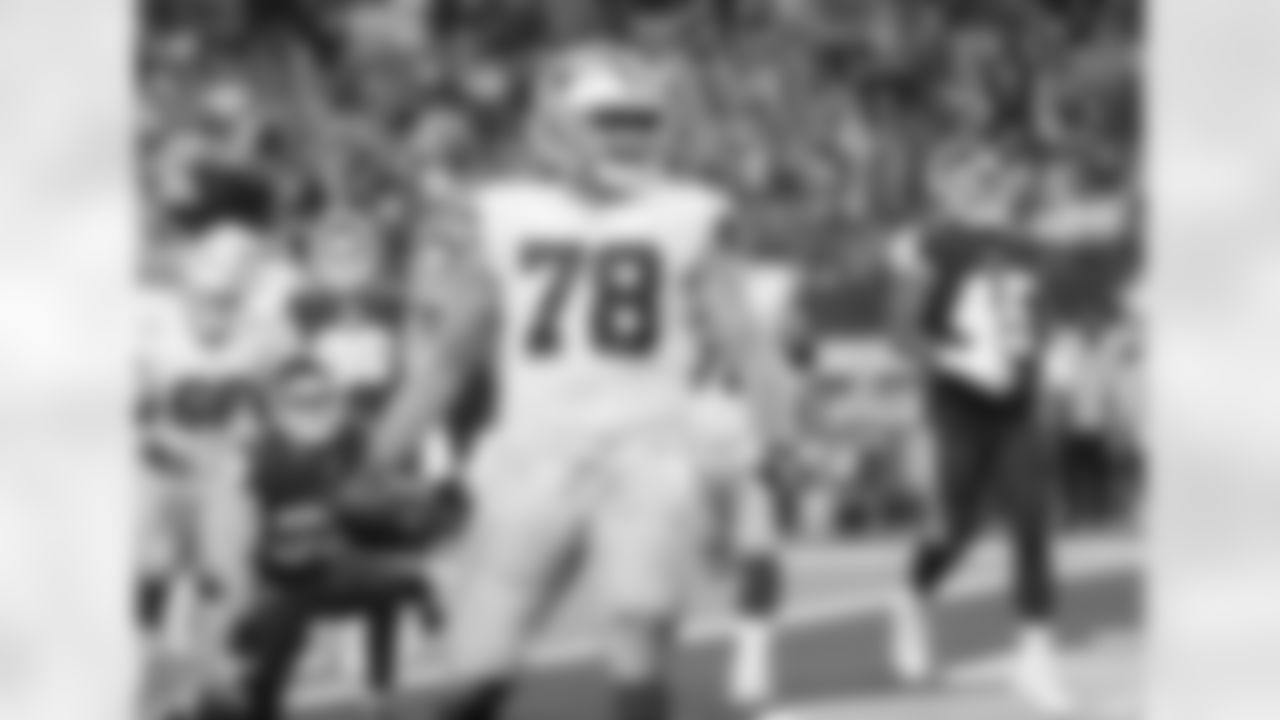7) In a 2021 win over Washington, the Cowboys scored 56 points and saw seven different players score a touchdown, including what offensive lineman?
Terence Steele became the first Cowboys offensive lineman since 1968 to score a touchdown, joining Rayfield Wright. In this blowout win, eight touchdowns were scored by Dallas, tying a team record, by seven different players, which set a new club mark.
Ezekiel Elliott had both rushing and receiving scores while Amari Cooper, Dalton Schultz, Malik Turner and offensive lineman Terence Steele (pictured) all had touchdown catches. In addition, defensive end DeMarcus Lawrence returned an interception 40 yards for a touchdown and fellow defensive end Chauncey Golston fell on a blocked punt in the end zone. It also was the first time in franchise history that both a Cowboys offensive and defensive lineman scored in the same game.