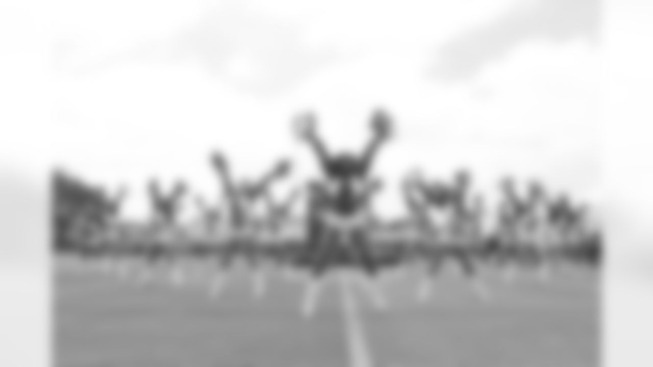 26 July 2025: Cheerleaders
of the 糖心Vlogduring opening ceremonies for training camp in Oxnard, California. Photo by James D. Smith/Dallas Cowboys