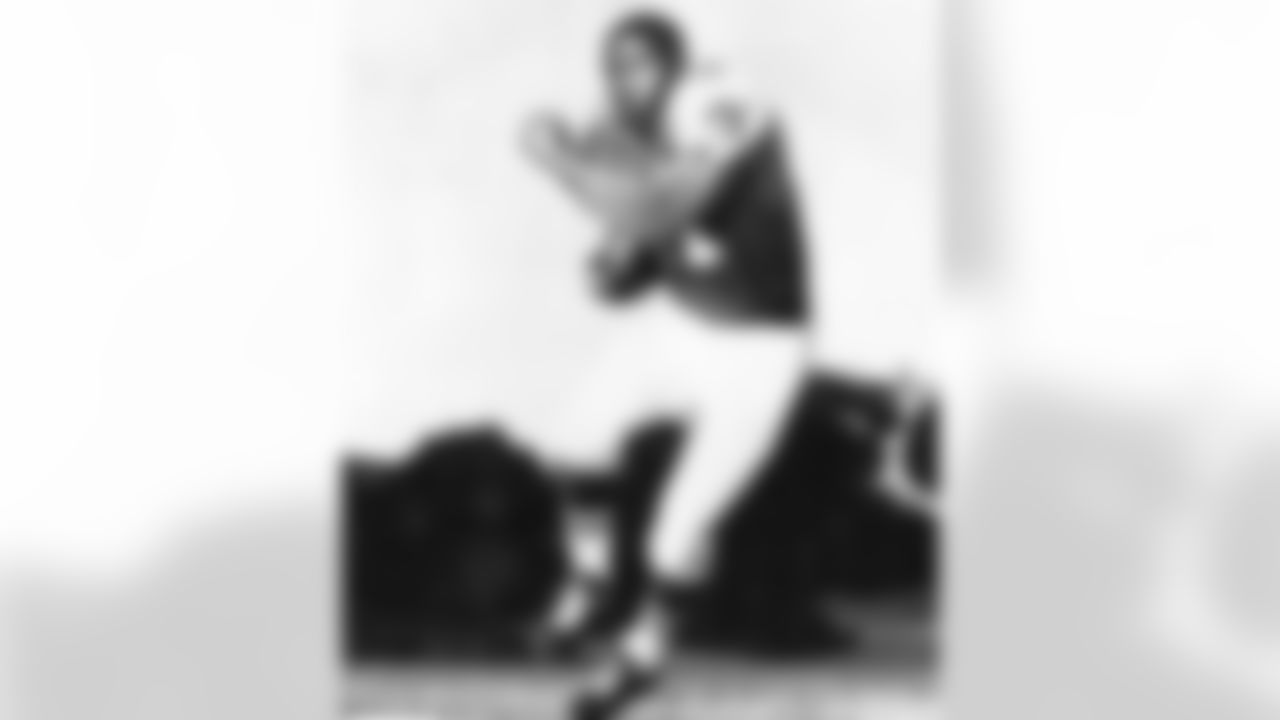 *10) In the Cowboys' first game ever against Minnesota, played on Sept. 24, 1961, this fullback scored two touchdowns to lead Dallas to a 21-7 win. *
This pitted the NFL's two youngest teams against each other as 1961 was only the second season in franchise history for the Cowboys but the first for the expansion Vikings organization. Halfback Don Perkins rushed for a game-high 108 yards, but it was backfield teammate Amos Marsh who scored two of Dallas' three touchdowns. He initially reached the end zone on a 6-yard run in the first quarter and then capped off the day with a 20-yard catch in the fourth, marking the only game of Marsh's career in which he had both rushing and receiving touchdowns.