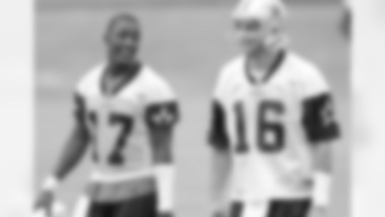 14) How many quarterbacks played for both the Cowboys and Jets?
Four quarterbacks have spent time with both the Cowboys and Jets: Quincy Carter and Vinny Testaverde (pictured together at training camp in 2004) as well as Brooks Bollinger and Mark Sanchez. Of that group, Carter had the most success in Dallas, posting a 16-15 record with 5,839 passing yards over three seasons from 2001-03.