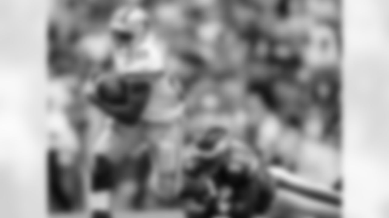 *8) This Cowboy set a team record with 247 kickoff return yards in a 41-37 win over Philadelphia on Sept. 15, 2008. *
Yes, Felix Jones did indeed have some memorable games against the Eagles. In only his second career NFL outing, he averaged 41.2 yards on six kickoff returns for a total of 247 yards, shattering the franchise record. That included a 98-yard touchdown return in the first quarter, which at the age of 21 years and 130 days makes him the youngest in team history to reach the end zone on a kickoff return. The Cowboys would go on to score the final 10 points of the game to pull out the come-from-behind victory.