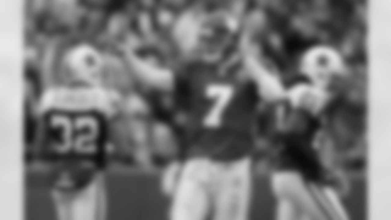 *18) In the 2009 win over the Chiefs that saw Miles Austin's record-breaking day, what quarterback started for Kansas City that day but later played for the Cowboys? *
Veteran Matt Cassel had a 14-year career with seven different teams, including a four-year stint with the Chiefs from 2009-12. He played one season in Dallas in 2015.