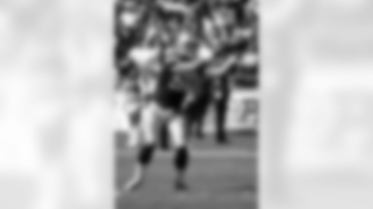 **17) What Cowboys linebacker scored his second career interception for a touchdown when he picked off Philip Rivers in a 2013 game in San Diego.
Sean Lee had his longest return of his career when he rumbled for 52 yards for a touchdown against the Chargers in 2013. Lee caught a deflected pass and raced to the end zone for his second career touchdown.