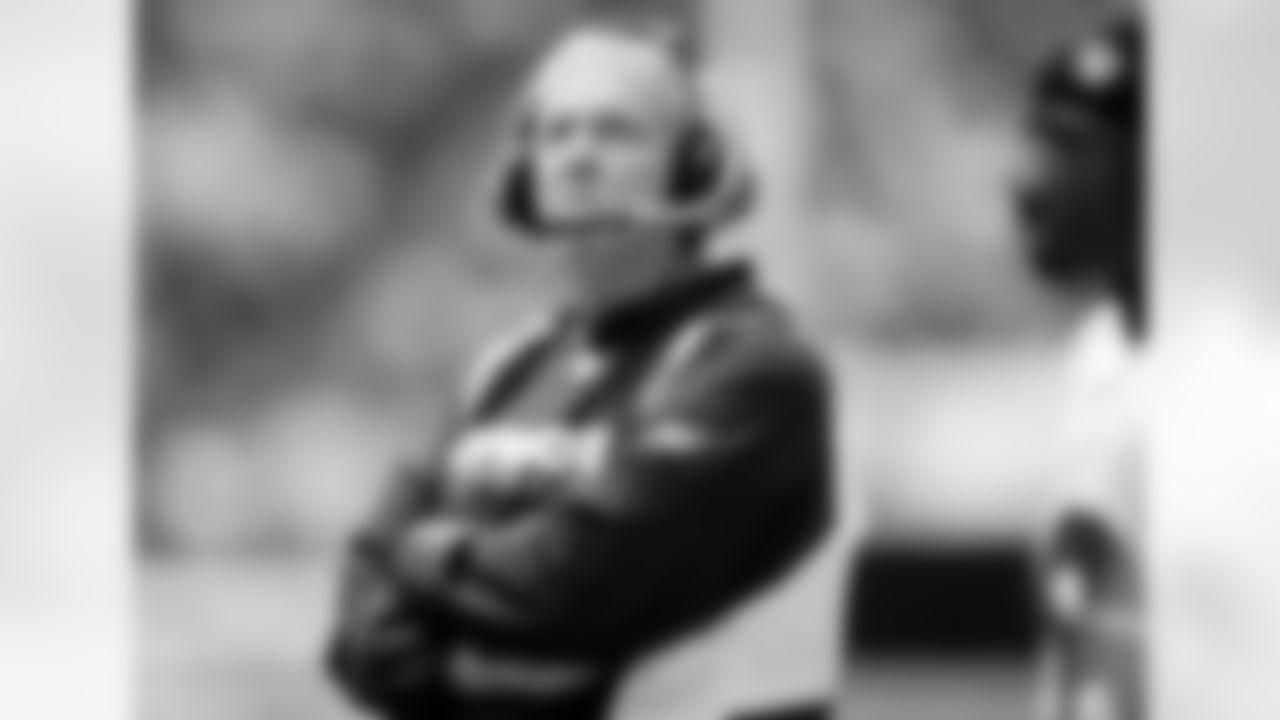 3) What Pro Football Hall of Fame head coach guided the Jets before then becoming the bench boss in Dallas?
Bill Parcells won two Super Bowls with the New York Giants and then spent four seasons with the New England Patriots before leading the New York Jets from 1997-99. Cowboys owner Jerry Jones then convinced Parcells to leave his TV gig to become the head coach of the Cowboys in 2003 and he spent four seasons in Dallas, retiring for good after the 2006 campaign.