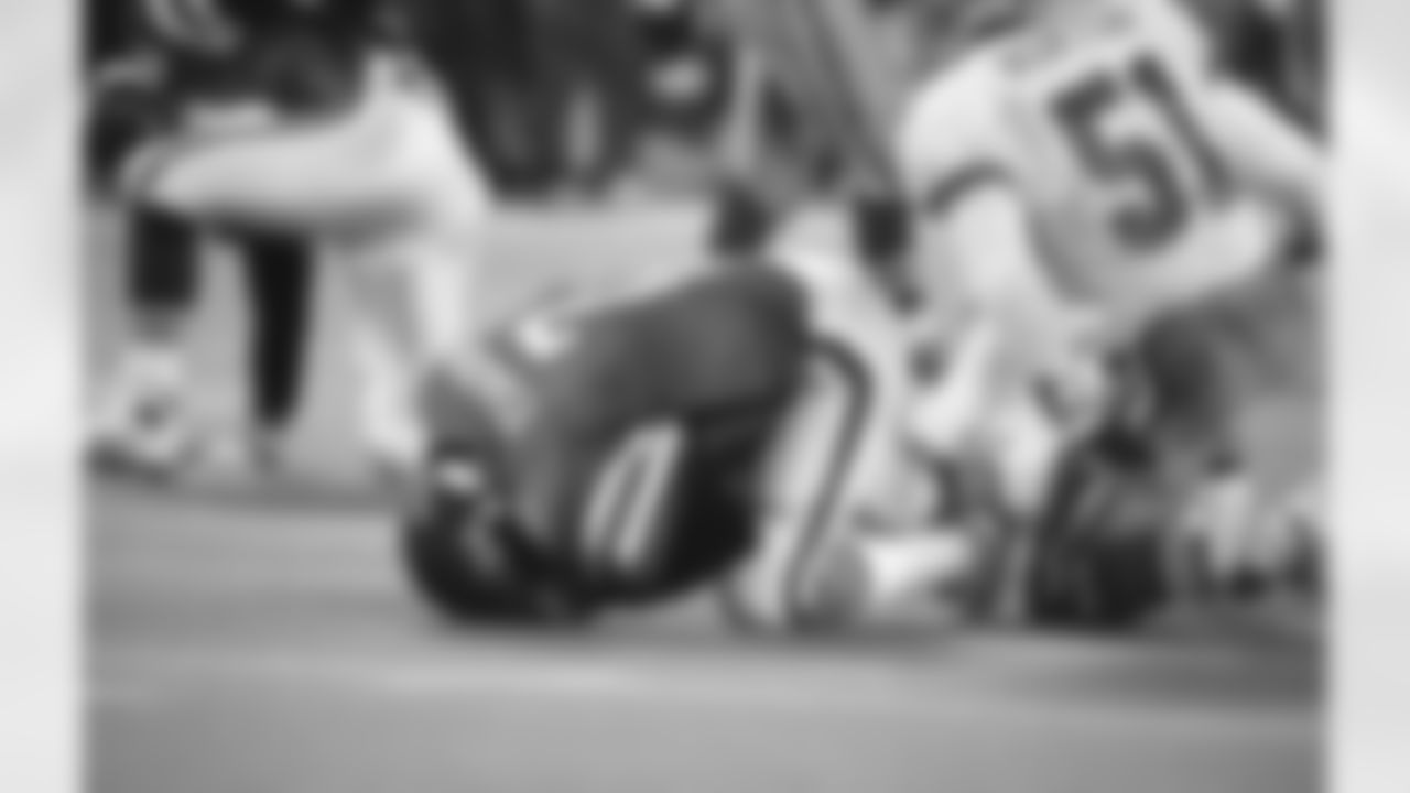 16) In that same game, who was the former NFL MVP that was picked off for the touchdown in 1993 game?
Boomer Esiason, known for his stellar career with the Bengals that included winning NFL MVP in 1988, joined the Jets in 1993. He played most of the game but was knocked out of the game in the fourth quarter after this play during the Cowboys' 28-7 win.
