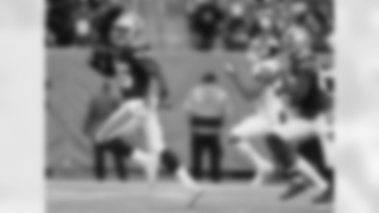 **17) What undrafted running back, whose brother was a Pro Bowl linebacker, scored on an 81-yard touchdown catch in a road win over the Giants in 2017? 

Rod Smith, the brother of Jaylon Smith, caught an 81-yard touchdown pass from Dak Prescott, the fourth-longest TD reception in franchise history by a running back.