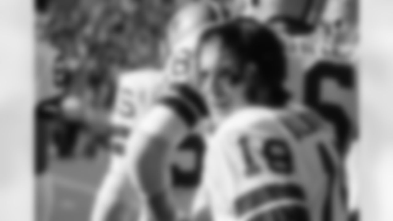 2) This Pro Football Hall of Fame receiver played nine seasons with the Chargers from 1962-70 before wrapping up his career with two years in Dallas, where he helped the Cowboys win Super Bowl VI.
Lance Alworth was a true star of the American Football League, earning six All-AFL honors and seven trips to the All-Star Game. Nicknamed Bambi, he was also named the AFL Player of the Year in 1963, and he's a member of both the AFL All-Time Team and the NFL 100th Anniversary Team. Acquired by Dallas in a trade prior to the 1971 season, Alworth would help the Cowboys win Super Bowl VI, recording the game's first touchdown on a 7-yard catch.