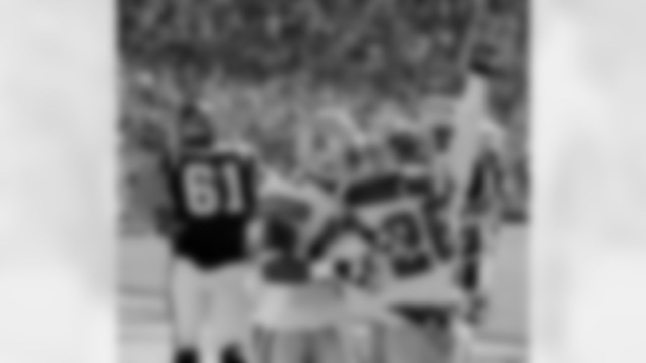 19) Who had the game-winning interception to lift the Cowboys over the Chargers in the 2005 season-opener in San Diego?
Aaron Glenn, the current head coach of the New York Jets, made an impression during his Cowboys debut in 2005. His interception in the end zone gave the Cowboys a dramatic 28-24 win over the Chargers in Week 1. Glenn played two years for the Cowboys under head coach Bill Parcells.
20) In a 1999 home loss to the Parcells-coached NY Jets, what Cowboys tight end scored a 22-yard rushing touchdown?
Jay Novacek
Eric Bjornson
James Whalen
David LaFleur