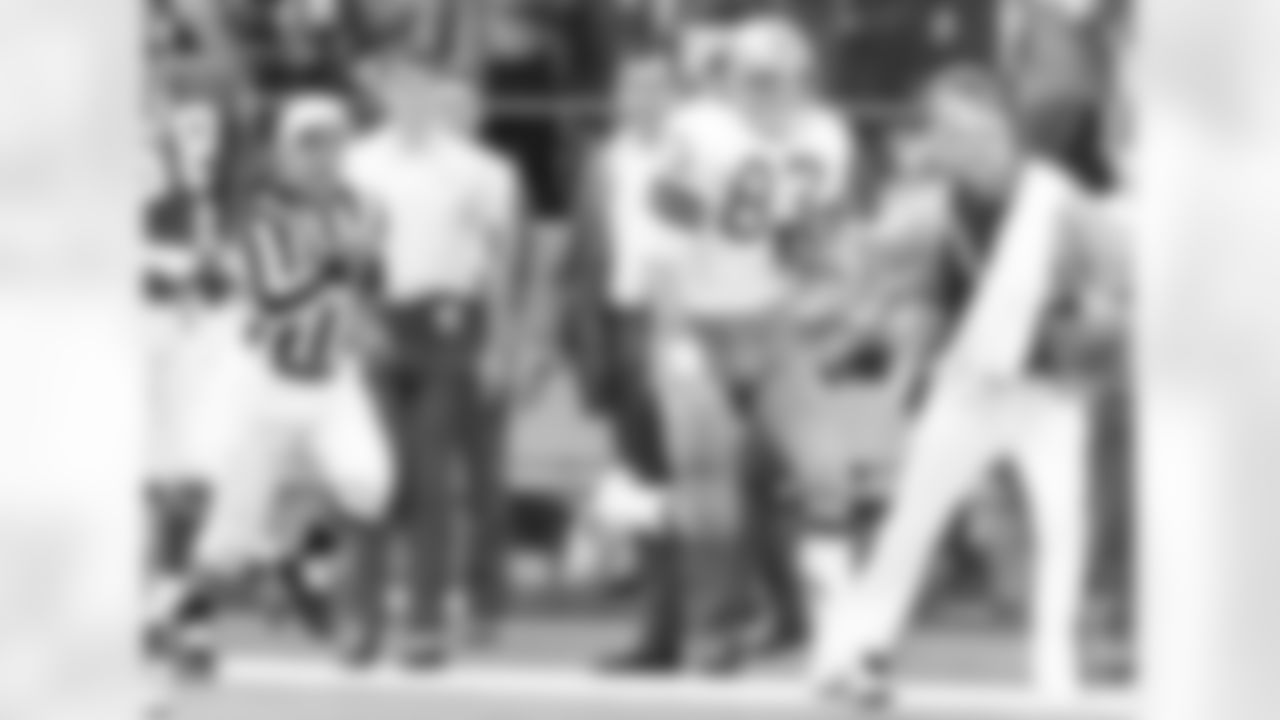 *9) This Cowboys rookie returned a punt 63 yards for a touchdown against Minnesota during the 1973 NFC Championship Game, the second-longest playoff punt return in franchise history. *
Dallas was down 10-0 when wideout Golden Richards got the Cowboys back in the game with a third quarter punt-return touchdown, which marked the first of two he earned during his career (regular season and playoffs). Alas, the momentum was short-lived as the Vikings went on to capture a 27-10 win to advance to Super Bowl VIII.