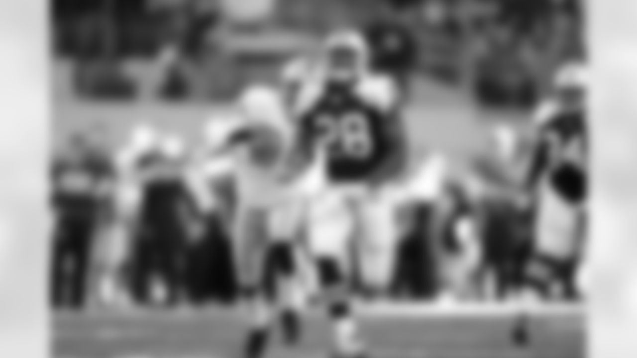 Dallas Cowboys running back Felix Jones (28) runs for a touchdown as Oakland Raiders cornerback Chris Johnson (37) is unable to make the tackle in an NFL football game, Thursday, Nov. 26, 2009 in Arlington, Texas. (AP Photo/Erich Schlegel)