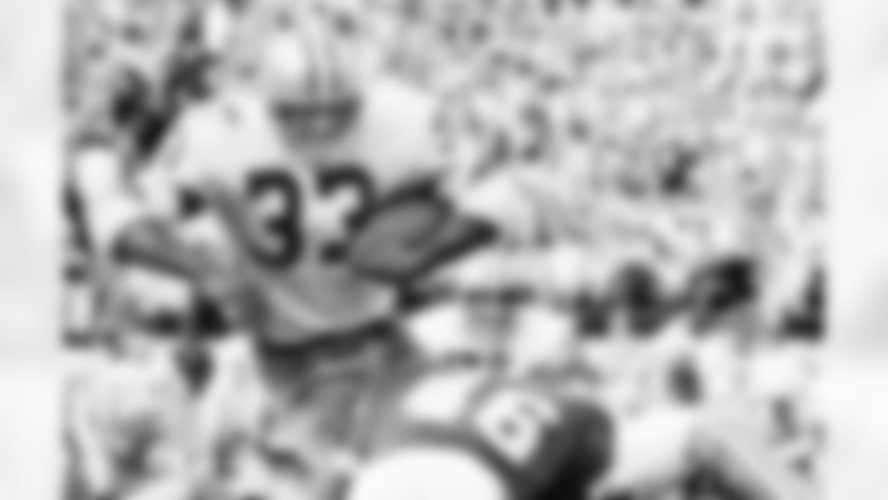 *5) On Oct. 25, 1970, the Cowboys played Kansas City for the first time. Which running back led Dallas to a 27-16 victory with a career-high 134 rushing yards? *
In just his second career start, Duane Thomas averaged 6.7 yards per carry and also reached the end zone twice against the Chiefs for his first multi-touchdown game. Wideout Bob Hayes provided the team's only other score on an 89-yard touchdown toss from Craig Morton, which is still the seventh longest pass play in franchise history.