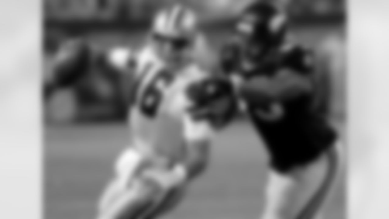 *18) Who is the oldest Cowboys quarterback to pass for 350 yards in a game? *
In the 2004 season opener, 40-year-old Vinny Testaverde passed for 355 passing yards against the Vikings. Minnesota won the game, 35-17. Testaverde was named the starter after the Cowboys surprisingly cut Quincy Carter in training camp a few weeks earlier. Testaverde played 21 seasons with seven different teams, but just the one year in Dallas.