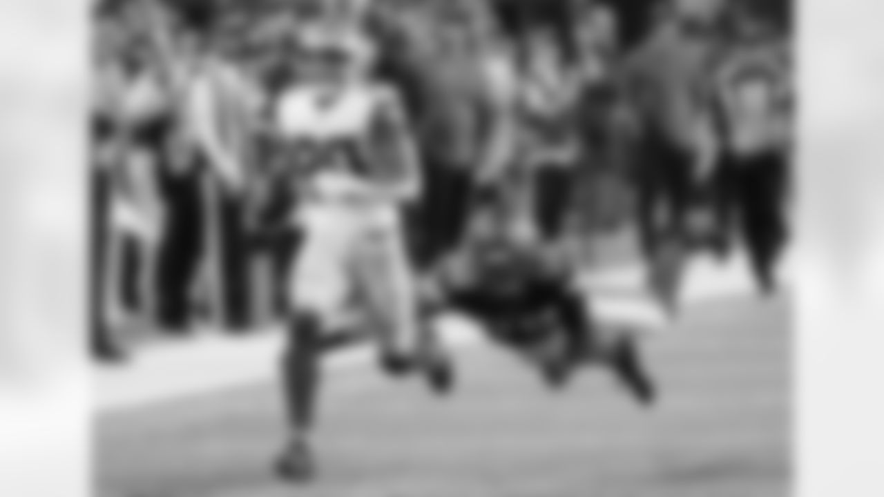 *6) In the Cowboys' 40-3 trouncing of Minnesota on Nov. 20, 2022, which Dallas running back set a career high with 109 receiving yards? *
This was billed as a heavyweight battle between the 7-2 Cowboys and 8-1 Vikings. As it turned out, despite the game being played in Minnesota, the visitors dominated the day. And leading the effort was Tony Pollard, who not only set a new personal mark with 109 receiving yards but also posted a career high with two touchdown catches, including a 68-yarder. In addition, he chipped in another 80 yards rushing, his 189 yards from scrimmage in the game a career high as well.