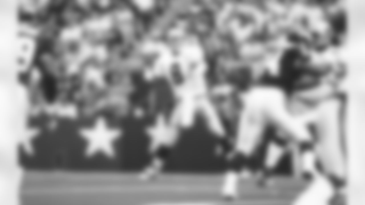 5) In that same 1998 Thanksgiving matchup, what Cowboys record for a single game did quarterback Troy Aikman set?
The fact that Moss got all the headlines is unfortunate because Aikman had an outstanding game. He completed 34 of 57 pass attempts for 455 yards with one touchdown and no interceptions. Aikman not only posted a career high for passing yards, which is tied for the sixth-highest mark in franchise history, but he also set a Cowboys record for the most passing attempts without an interception.