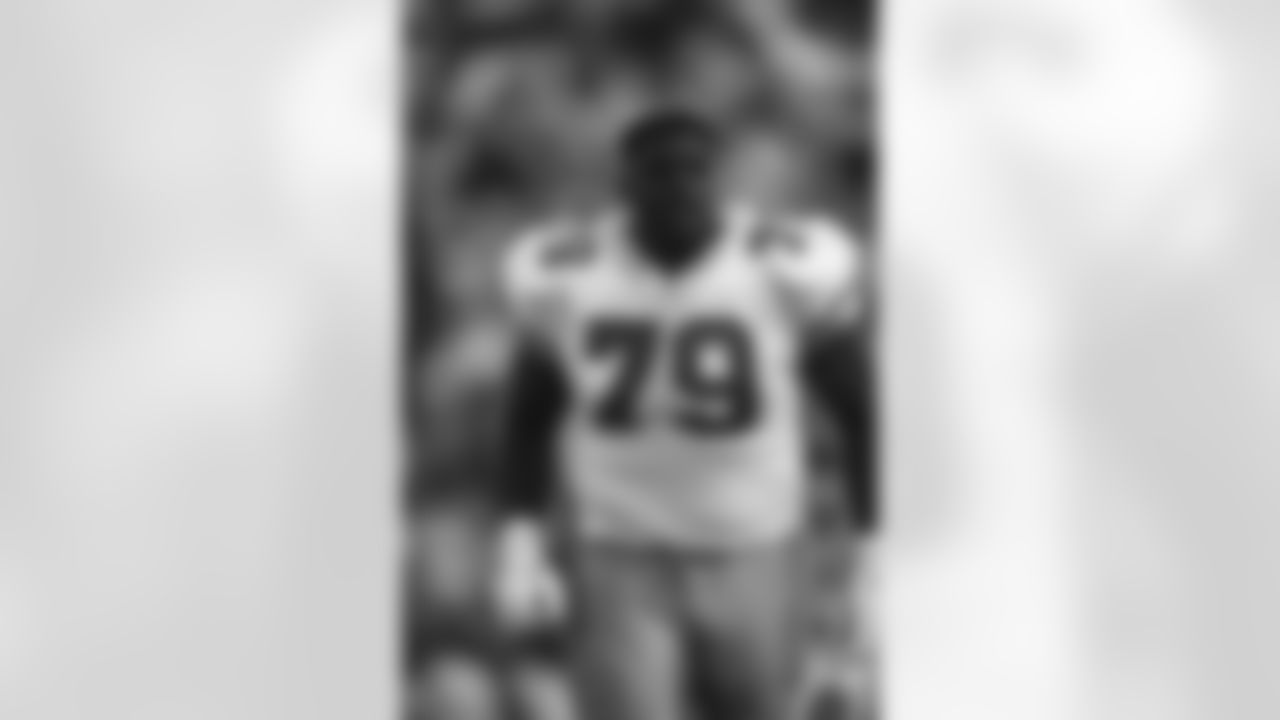 *7) Who is the only offensive linemen in Cowboys history to win NFC Offensive Player of the Week? *
Erik Williams had his best game of his young career in 1992 when he held his own against Reggie White and the Eagles during a 20-10 win over Philly. Williams earned NFC Offensive Player of the Week, an honor no other offensive linemen has won for the Cowboys since.