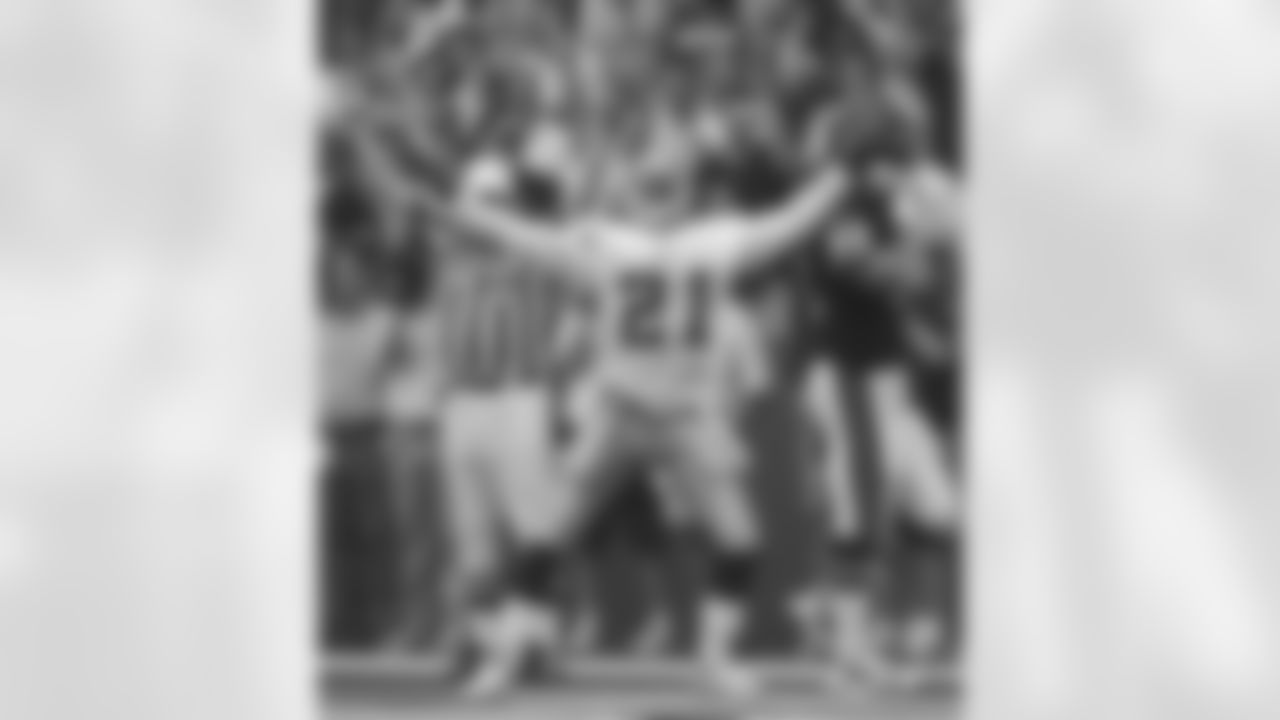 18) What player had an 83-yard punt return against the Bears in a 1997 win over the Bears at Texas Stadium?
Deion Sanders electrified the Texas Stadium crowd with a dazzling 83-yard punt return to help the Cowboys cruise past the Bears 27-3. It was Sanders third-career punt return score but the first for the Cowboys. He would finish with four punt return TDs in Dallas and six for his career.