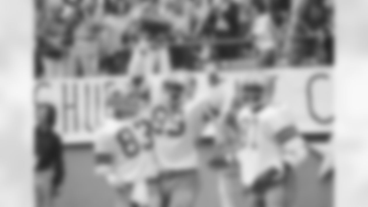 *9) In that same 1975 game, this Cowboys tight end led the team with 100 receiving yards and scored the game-winning touchdown in a 37-31 overtime win. *
The Cowboys were ahead, 31-17, early in the fourth quarter when the visiting Cardinals mounted a comeback, scoring 14 points to tie the game in regulation. But Billy Joe DuPree hauled in a 6-yard pass from Roger Staubach in overtime to send the fans home happy. In doing so, he hit triple-digits in receiving yards for the first time in his career, one of only two times during his 11 seasons in Dallas he reached the mark.