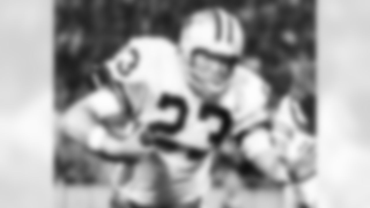 8) On Nov. 5, 1972, in the first-ever meeting between the Cowboys and Chargers, this Dallas running back returned a special teams fumble 54 yards for a touchdown, the only one of his career.
Less than two minutes into the game, the Cowboys found themselves punting from their own 14-yard line, and the Chargers appeared to have great field position when the ensuing boot was a short one. Instead, the return was muffed, and Mike Montgomery picked up the fumble and raced 54 yards for the score. Dallas would go on to pick off three passes and block a field goal in the game while Montgomery would also complete a pass for 31 yards. Behind that overall effort, the Cowboys took a 31-7 lead into the fourth quarter and then held off a furious Chargers rally to win, 34-28.