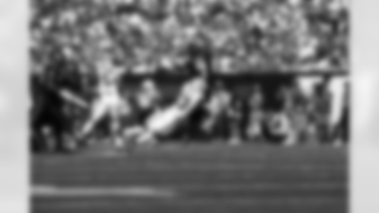 Getting Home

After being dormant in their first four games, Dallas' pass rush exploded onto the scene in a big way against the Jets, combining for five sacks and 49 yards lost for New York's offense off those sacks.

James Houston continues to be the Cowboys' best pass rusher, adding one and a half sacks to extend his lead as Dallas' leader in sacks with three and a half for the season.

In addition to Houston and Fowler, Kenny Clark, Sam Williams and Osa Odighizuwa added at least half a sack as the Cowboys had plenty of meetings in the backfield on Justin Fields. In getting pressure on him, they limited Fields' running ability to just 26 yards on seven carries.