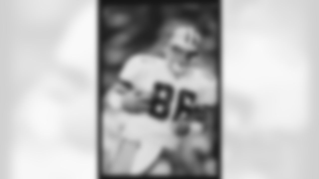 20) In a 1999 home loss to the Parcells-coached NY Jets, what Cowboys tight end scored a 22-yard rushing touchdown?
Tight end Eric Bjornson, who served as the holder for field goals and extra points, ran in a fake for a 22-yard touchdown run against the Jets. Dallas lost the game to Parcells and Jets, 22-21. It was the only home loss of the season for the Cowboys, who went 7-1 at home, but just 1-7 on the road.