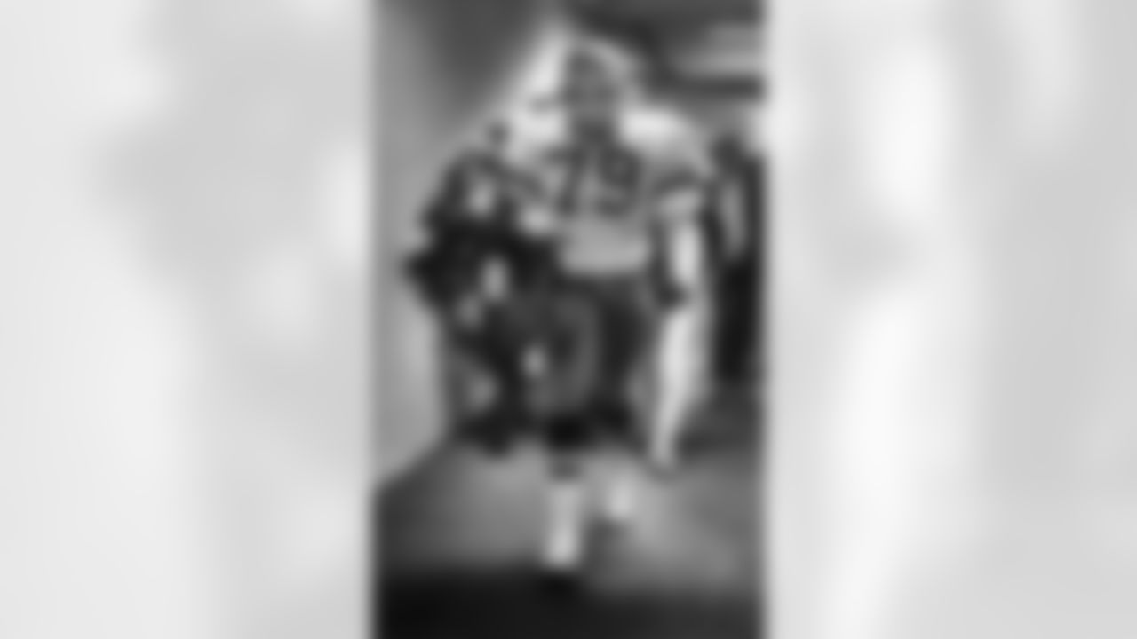 12) After that historic win in 1979, what did Harvey Martin throw into the Redskins' locker room?
Dallas Cowboys' defensive end Harvey Martin (79) walks toward the Washington Redskins' dressing room at Texas Stadium Dec. 17, 1979 carrying a funeral wreath sent to him earlier in the week by Washington fans. Martin threw the wreath into the Redskins' dressing room after the thrilling 35-34 win.