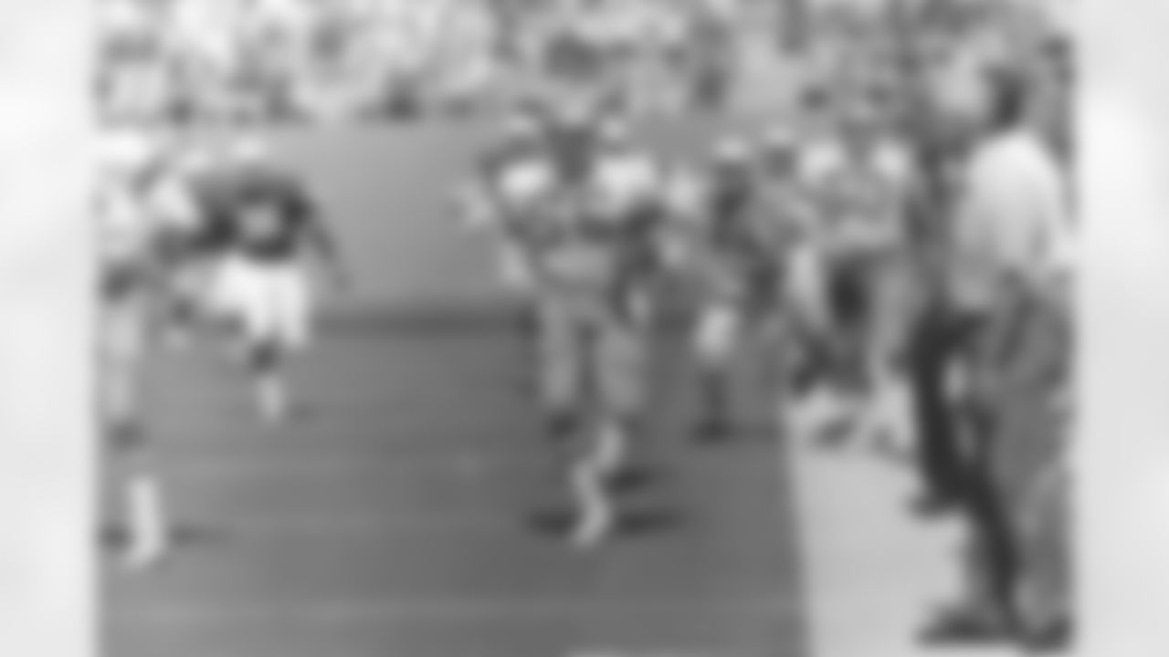 8) Which Cowboys player returned a kickoff 97 yards for a touchdown against the Cardinals on Sept. 28, 1975, and upon doing so, celebrated by becoming the first player in NFL history to dunk the football over the goalpost?
One of the best pure athletes in team history, Thomas "Hollywood" Henderson took a handoff from Rolly Woolsey on a reverse kickoff return and sprinted down the left sideline untouched for what is still tied for the 10th-longest kickoff return in Cowboys record books. And not only did he outrace the coverage, but he then dunked the football over the goalpost … as a 6-foot-2, 221-pound rookie linebacker.