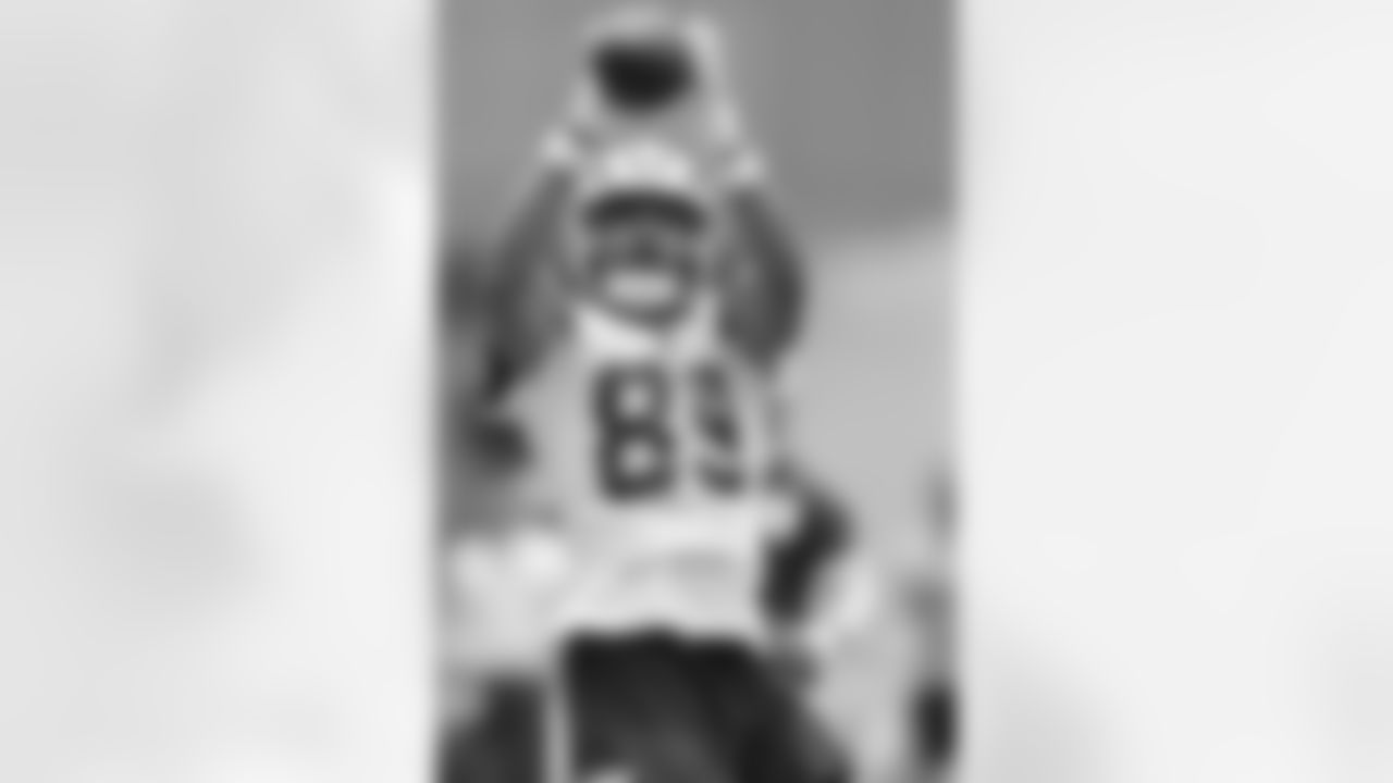 Spann-Ford Getting Looks with Starters
After stacking impressive offseason and OTA performances, second-year tight end Brevyn Spann-Ford has continued to see more reps entering minicamp this week. He started the full team period with the starters before rotating in with the second and third team sets during the 7-on-7 period.
His only recorded grab came during the 7-on-7 portion of practice and it was thrown by Joe Milton, but with Jake Ferguson healthy and at practice, it's certainly something to keep in mind that Spann-Ford is at least earning reps with the top group so far.
- Kyle Youmans